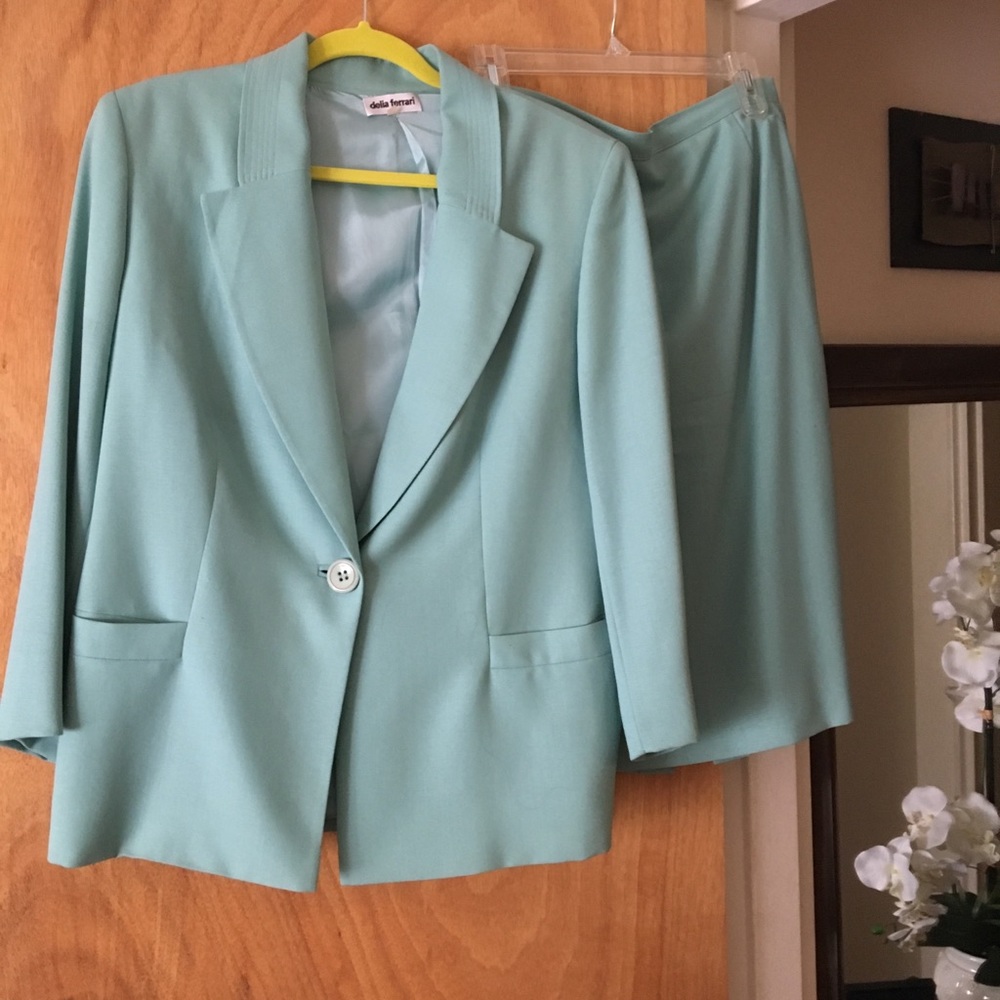 Delia Ferrari woman suit. Fleece wool